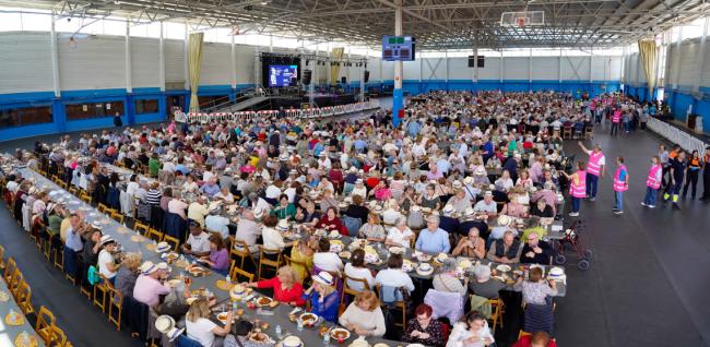 Llenazo para el reparto de paella y la actuación de Francisco