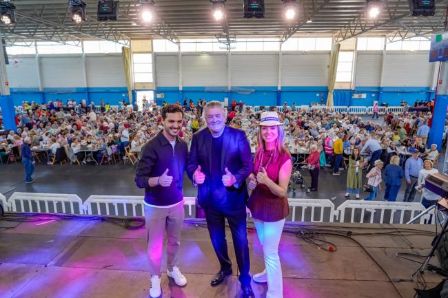 El alcalde, Alejandro Navarro Prieto, y la concejala de Mayores, Ana Verónica González, con Francisco