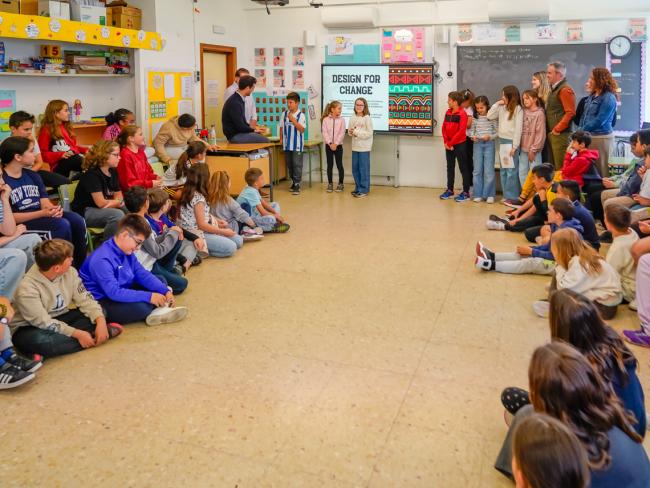 Bajo el lema de “niños ayudando a niños”, los estudiantes llevan trabajando durante todo el curso en un proyecto de aprendizaje-servicio centrado en la cooperación, la empatía y el conocimiento de otras realidades sociales