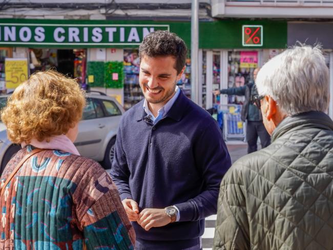 El alcalde, Alejandro Navarro Prieto dialogando con vecinos de la calle Madrid