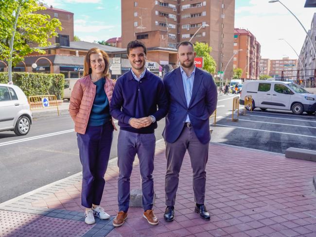 El alcalde, Alejandro Navarro Prieto, el 1er teniente de alcalde y concejal de Urbanismo, Vivienda y Juventud, Víctor Miranda Lozano, y la ingeniera, técnica municipal responsable del proyecto, Mercedes Tomé, en la calle Madrid