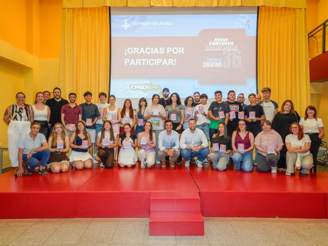 El alcalde, Alejandro Navarro Prieto, y el concejal de Juventud, Urbanismo y Vivienda, Víctor Miranda con los premiados