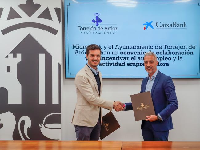 Alejandro Navarro y Miguel Ángel González, tras la firma del convenio de colaboración con MicroBank.