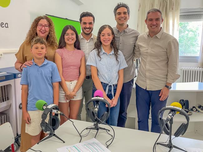 El alcalde, Alejandro Navarro, y el concejal de Educación, Bienestar e Inmigración, Rubén Martínezs, con la directora, Mar Díaz, el profesor de música, Félix Barrios, y algunos de los alumnos participantes 