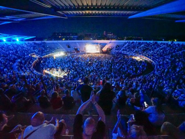 Una abarrotada Plaza de Toros dos noches inolvidables de música, espectáculo y grandes himnos de una década legendaria