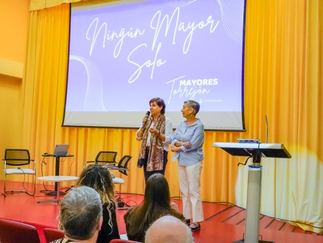 Mari Carmen y Belén, las dos personas que están al otro lado del teléfono cada semana