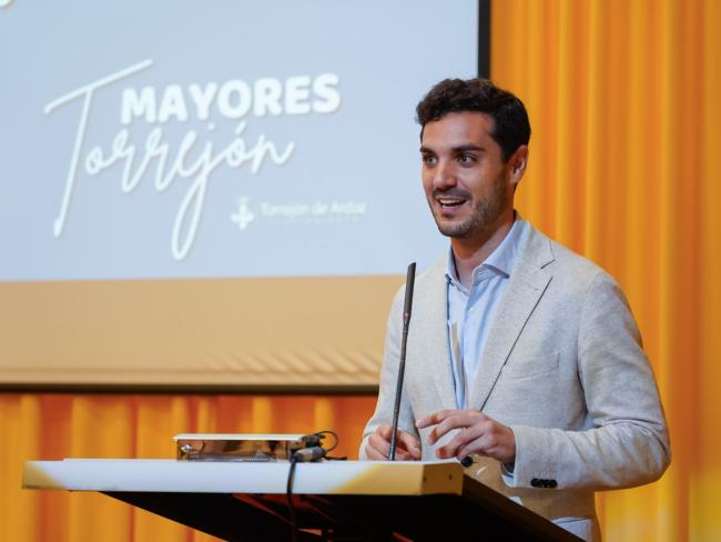 El regidor torrejonero: “agradezco a los voluntarios con los que cuenta el programa, quienes desinteresadamente trabajan para hacer un poquito más felices a nuestros mayores en soledad”