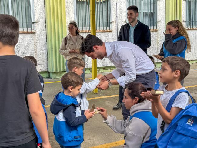 Alejandro Navarro con algunos de los menores participantes