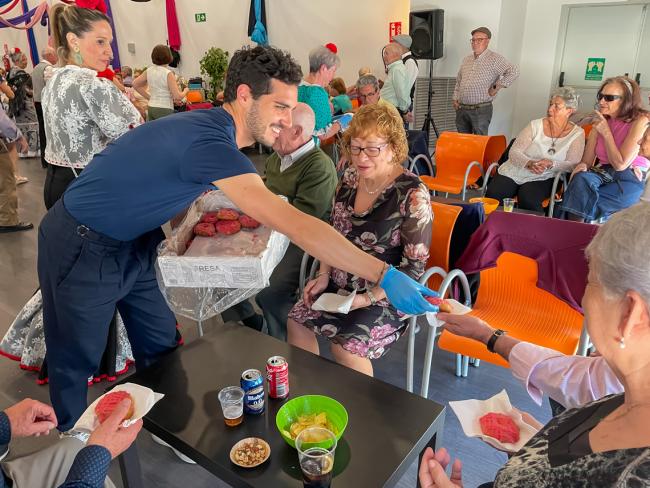 El alcalde en reparto de rosquillas