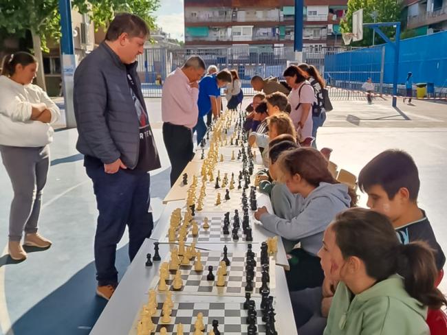 Se instalaron tableros para partidas libres, exhibiciones y un pequeño torneo, fomentando el pensamiento lógico y la deportividad entre los asistentes