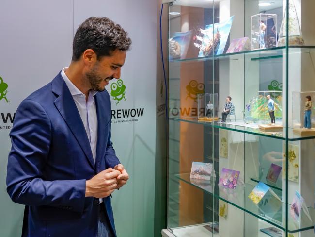 El alcalde comprobando las figuras realistas impresas en 3D de personas