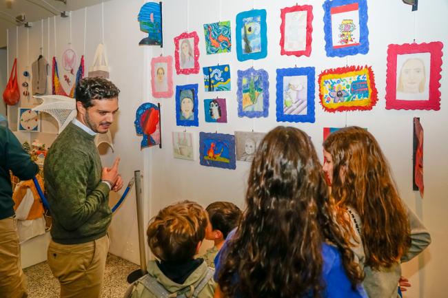 El alcalde, Alejandro Navarro Prieto, visitó la exposición para conocer de primera mano los trabajos realizados durante el curso 