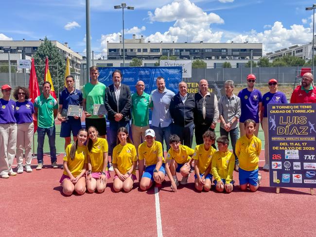 Foto de familia con el árbitro, jueces y recogepelotas