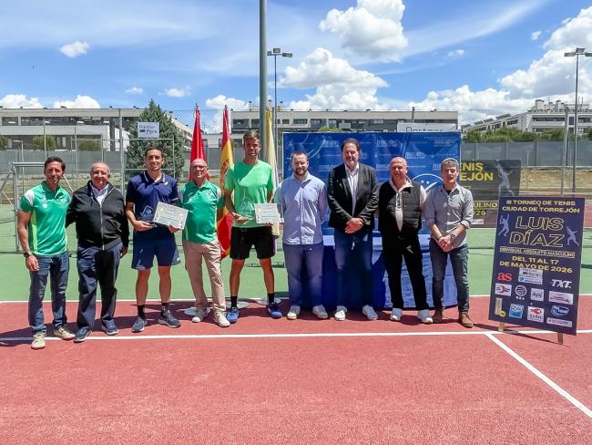 El campeón, Daniel Ledesma (con camiseta verde), y el subcampeón, Sergio Redondo (camiseta azul), junto al 1er teniente de alcalde, Víctor Miranda, el presidente de la Federación de Tenis de Madrid, Juan Luis Rascón, el presidente del Club de Tenis Torrejón, Jesús de Castro, vicepresidentes y miembros de la junta directiva del club