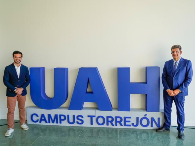 El alcalde, Alejandro Navarro y el rector de la Universidad de Alcalá, Carmelo García, en el Campus Torrejón de la Universidad de Alcalá, situado en la avenida de la Constitución, 236