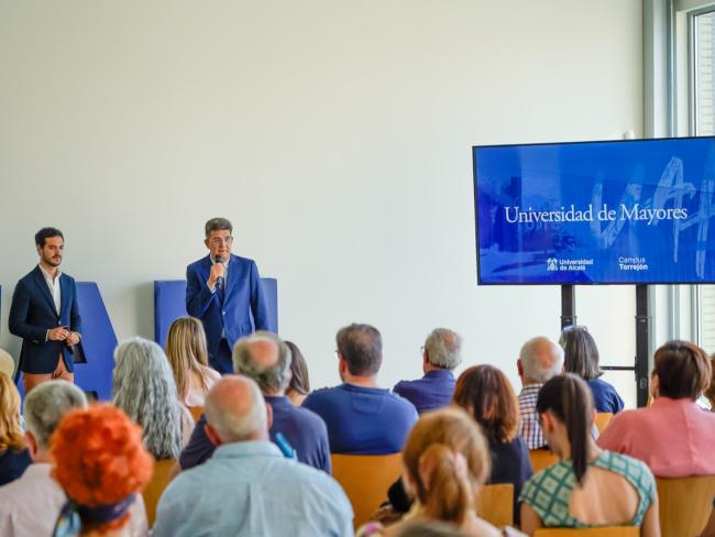 El rector de la Universidad de Alcalá, Carmelo García, agradeció todo el apoyo que ha recibido del Ayuntamiento de Torrejón y de su alcalde
