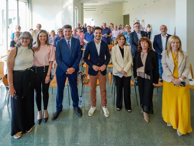 El alcalde, Alejandro Navarro Prieto; el rector de la Universidad de Alcalá, Carmelo García; la concejala de Mayores, Ana Verónica González, la vicerrectora de Estudiantes, Vida Saludable y Campus de Torrejón, Eva Senra, otros responsables con estudiantes y profesores de los cursos monográficos para mayores del Campus Torrejón