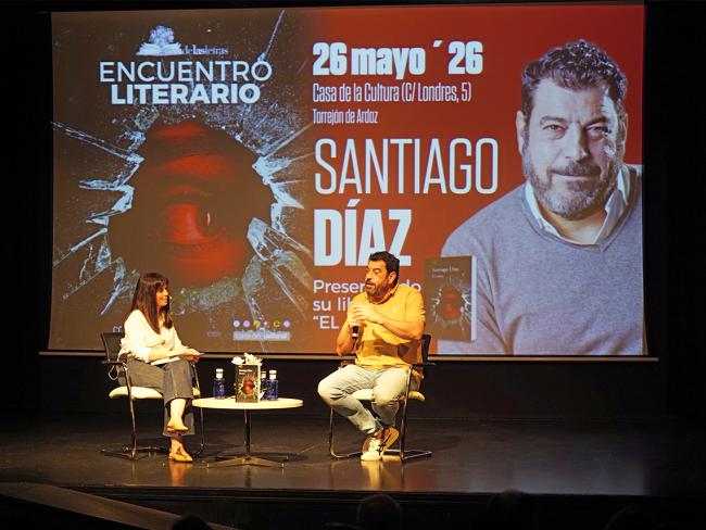 El encuentro literario fue moderado por la periodista Montserrat García