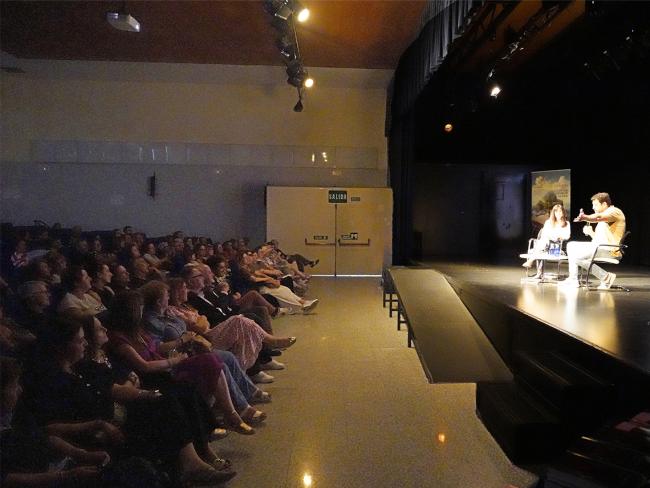 El encuentro literario con Santiago Díaz tuvo lugar en el Salón de Actos de la Casa de la Cultura