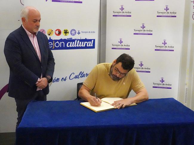 El concejal de Cultura, José Antonio Moreno, junto a Santiago Díaz