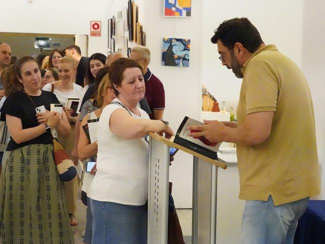 Al finalizar el acto, Santiago Díaz firmó ejemplares de su libro a todos los asistentes que quisieron