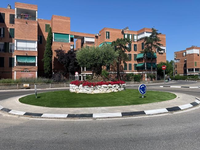 En la rotonda cercana al barrio de Las Fronteras, se ha plantado un olivo centenario, que la preside, flores de temporada e instalado riego por goteo para su mejor mantenimiento y aprovechamiento hídrico