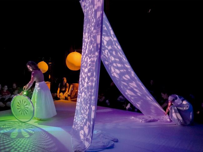 El domingo, 24 de mayo, será el turno de “Texturas”, una delicada y sorprendente experiencia escénica pensada para bebés de 0 a 5 años y sus familias, que podrá disfrutarse en dos pases, a las 16:30 y a las 18:00 horas