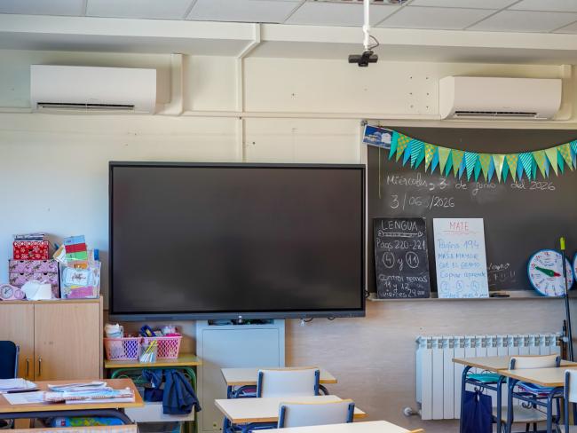 Se han invertido 7 millones de euros en los 21 colegios públicos de la ciudad para instalar 1.669 aparatos de climatización de bajo consumo, que proporcionan tanto frío como calor