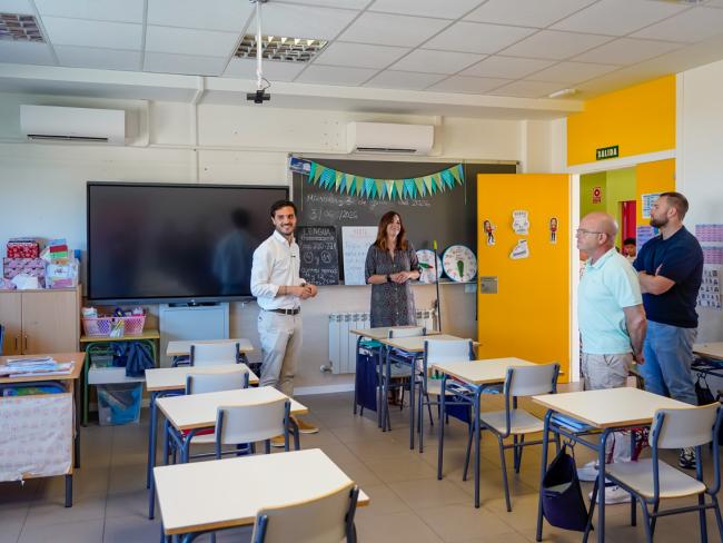 El alcalde cumple su compromiso instalando aire acondicionado en todas las aulas de los colegios públicos