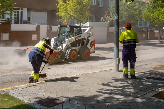 Trabajos previos al asfaltado en el barrio de Fresnos