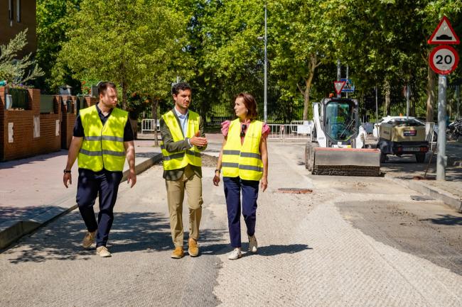 El alcalde, Alejandro Navarro, el 1er teniente de alcalde y concejal de Urbanismo, Vivienda y Juventud, Víctor Miranda y la técnica responsable de coordinación de estos planes y programas en el Ayuntamiento a la funcionaria de carrera e ingeniera de caminos, canales y puertos, Mercedes Tomé, supervisando las obras