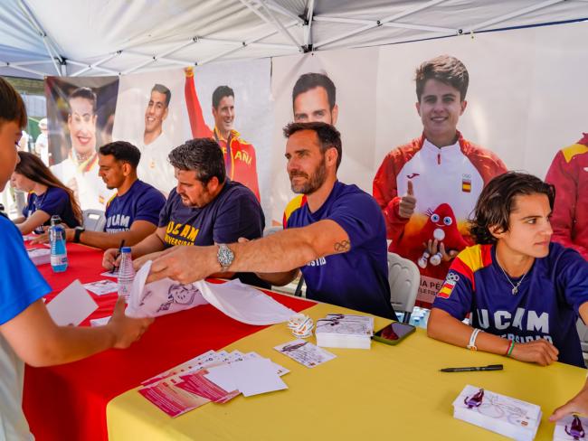 Firma de autógrafos por parte de los deportistas olímpicos