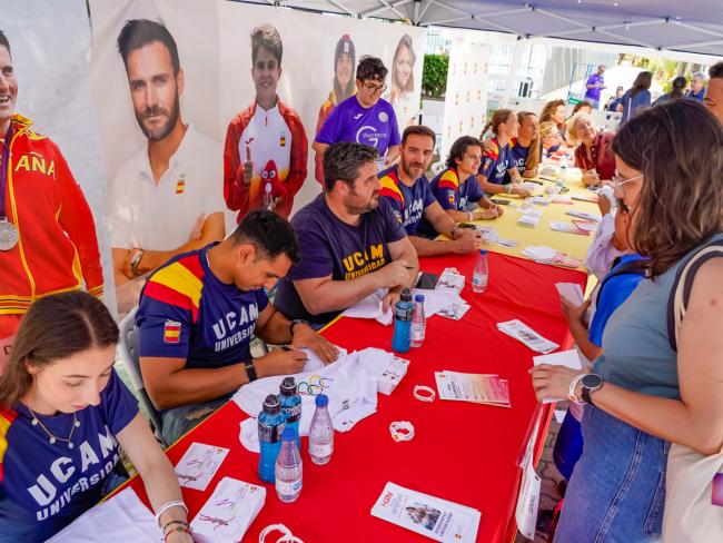 Firma de autógrafos por parte de los deportistas olímpicos