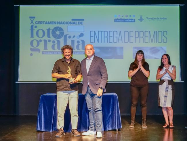 El concejal de Cultura, José Antonio Moreno, con Millán Gómez Jiménez, quien se alzó con el premio único, dotado con 600 euros