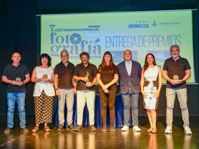 El concejal de Cultura, José Antonio Moreno con los premiados y el jurado