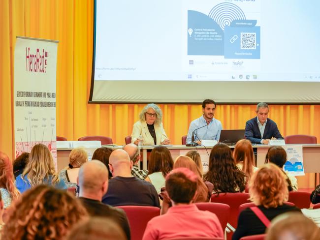 La iniciativa ha tenido lugar esta mañana en el Centro Polivalente Abogados de Atocha y ha contado con la presencia del alcalde, Alejandro Navarro Prieto, y el concejal de Educación, Bienestar e Inmigración, Rubén Martínez