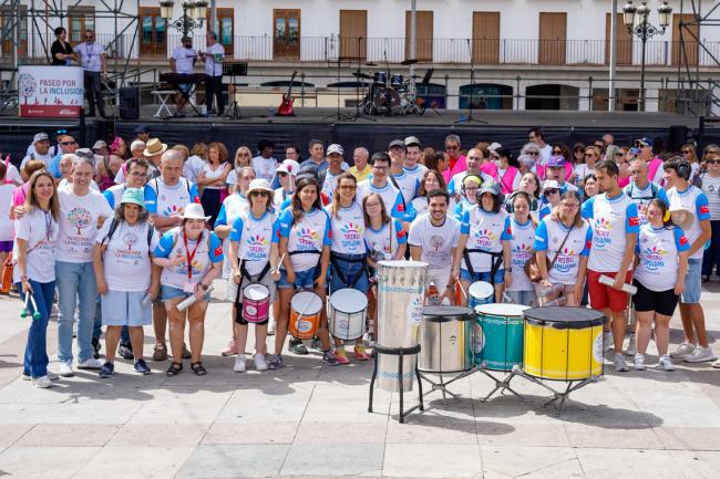 El alcalde, Alejandro Navarro Prieto, el concejal de Bienestar, Educación e Inmigración, Rubén Martínez, y la edil de Mayores, Ana Verónica González, con los participantes de la Batucada 