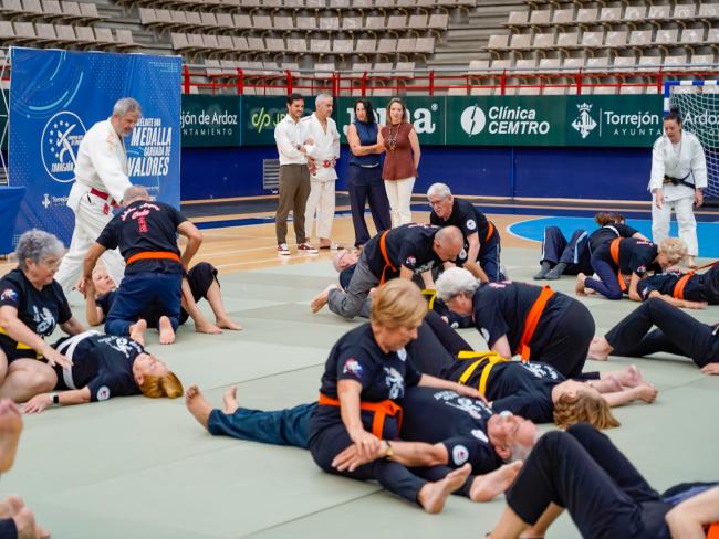 Las clases forman parte del programa europeo EDJCO (Educating Judo Coaching For Older Practitioner) que consiste en unas clases de judo adaptadas a sus necesidades y capacidades