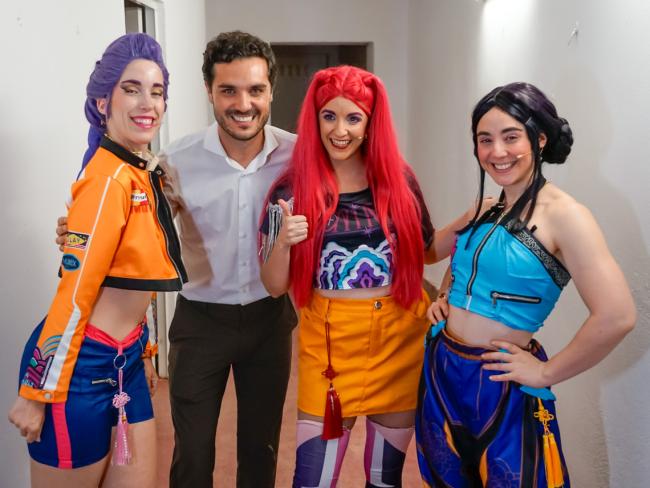 El alcalde, Alejandro Navarro Prieto, con las protagonistas del espectacular fenómeno infantil del momento 