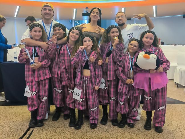 Las jóvenes bailarinas celebran con emoción el primer puesto que recompensa meses de esfuerzo, dedicación e ilusión compartida