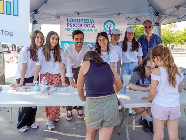 El regidor torrejonero visitó los distintos stands participantes
