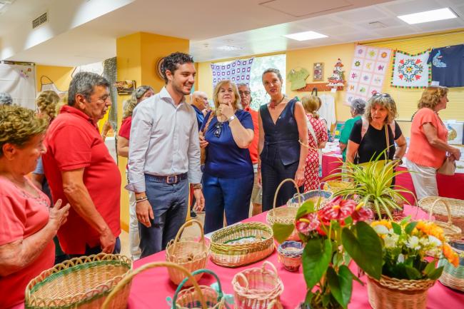 El alcalde, Alejandro Navarro Prieto, ha felicitado a los mayores por su destreza en diferentes disciplinas 