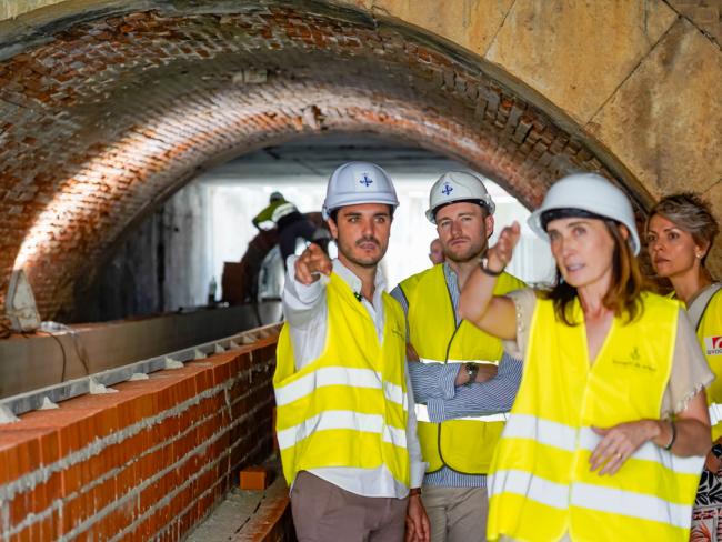 El alcalde y el concejal de Urbanismo han comprobado la marcha de las obras del nuevo paso que discurrirá bajo las vías del ferrocarril, ampliando el actual paso peatonal e incorporando el doble sentido de circulación