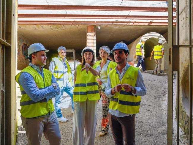 El alcalde y el concejal de Urbanismo han comprobado la marcha de las obras del nuevo paso que discurrirá bajo las vías del ferrocarril, ampliando el actual paso peatonal e incorporando el doble sentido de circulación
