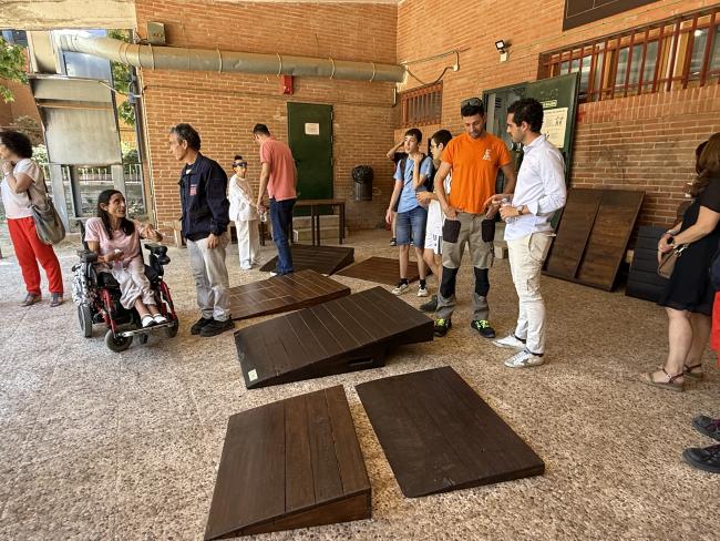 Un momento de la visita al proyecto en el IES León Felipe