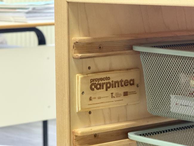 Los alumnos del IES León Felipe construyen ocho rampas para hacer más accesible el comercio local y mobiliario adaptado para aulas TEA