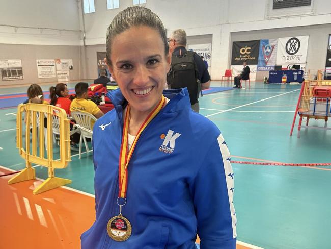 Clara Gutiérrez con la medalla de oro de Campeona de España