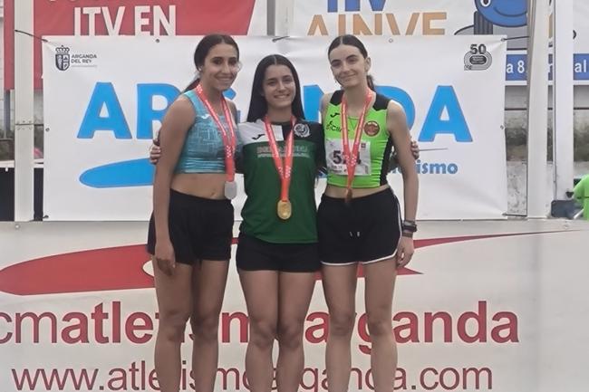 Nadia Martín, en el podio, junto a las otras dos atletas medallistas