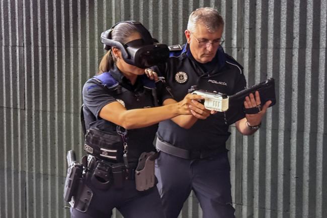 También se cuenta con la utilización de pistolas eléctricas tipo TASER, dispositivos electrónicos de control no letales