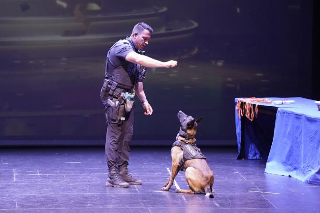La Unidad Canina de la Policía Local realizó una demostración durante la entrega de premios